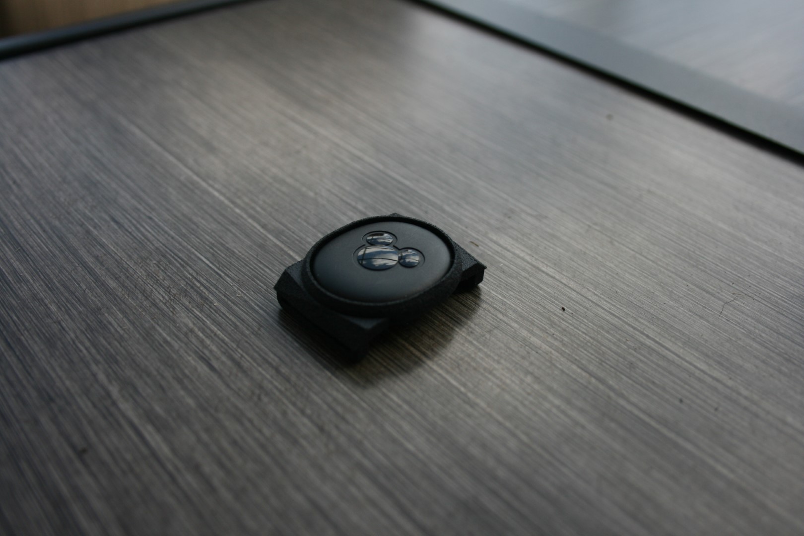 The magic-band adapter sits on the table with an icon inside, but no band